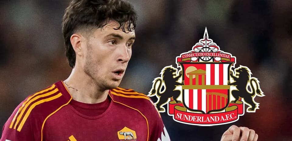 Jugador de Roma con logo de Sunderland A.F.C. de fondo