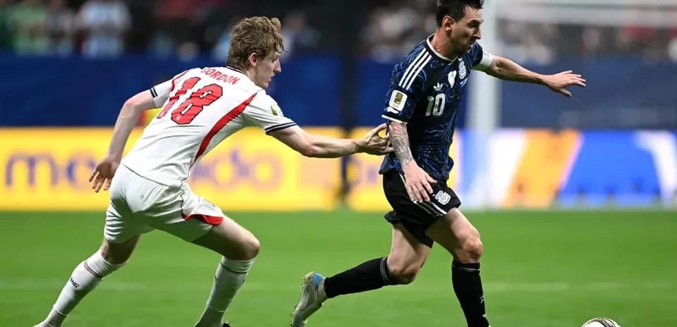 Jugador argentino driblando mientras es marcado por rival