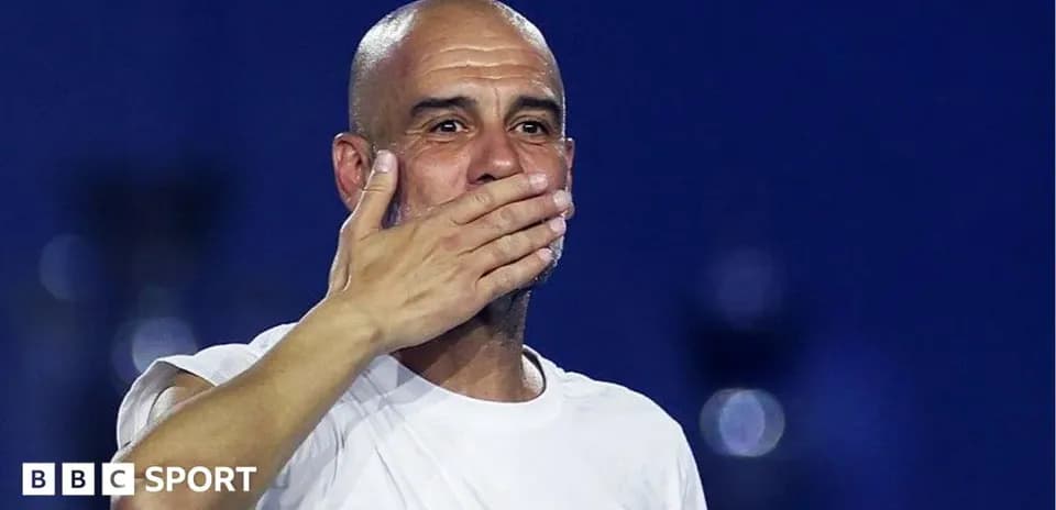 Entrenador saludando durante celebración de victoria