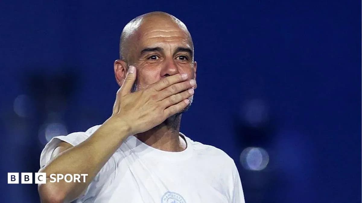 Entrenador saludando durante celebración de victoria
