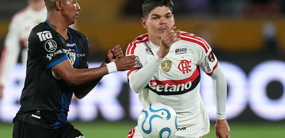 Jugador de Independiente del Valle y Flamengo en acción