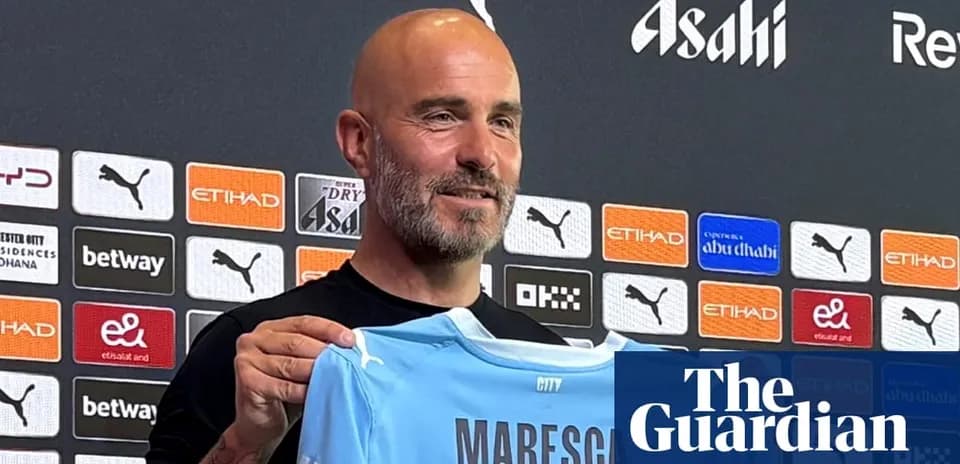 Entrenador presentando camiseta de Manchester City