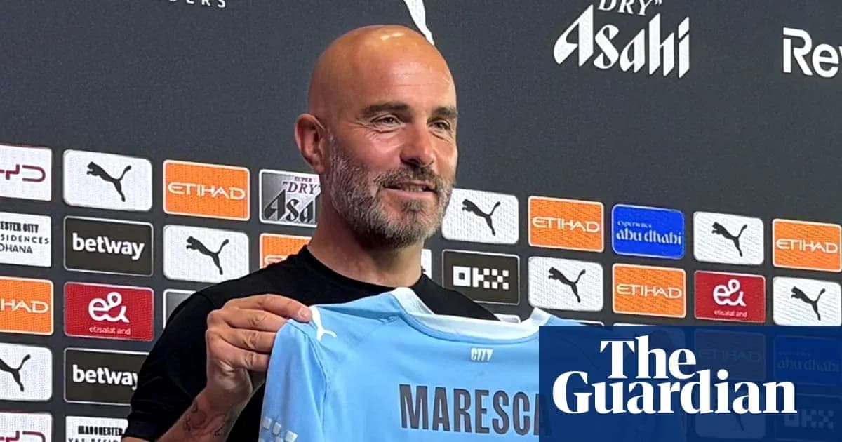 Entrenador presentando camiseta de Manchester City