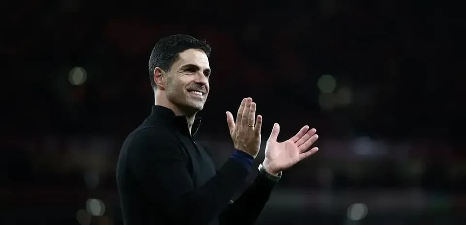 Entrenador aplaudiendo en el campo de fútbol