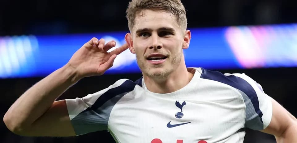 Jugador de Tottenham celebrando un gol en el estadio