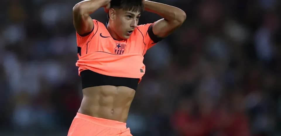 Jugador de fútbol ajustando su camiseta durante el partido