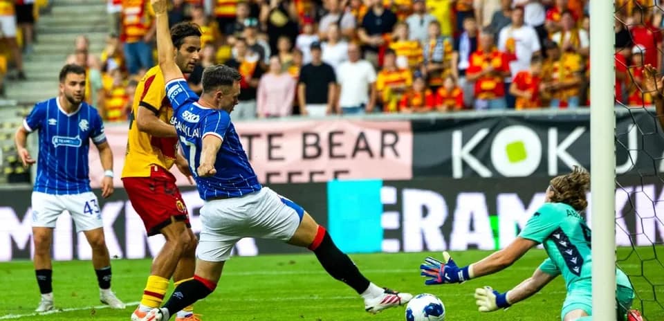 Jugador de Rangers disparando a puerta contra Jagiellonia