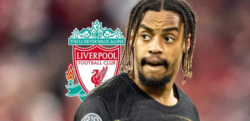Jugador de Liverpool mirando hacia un lado