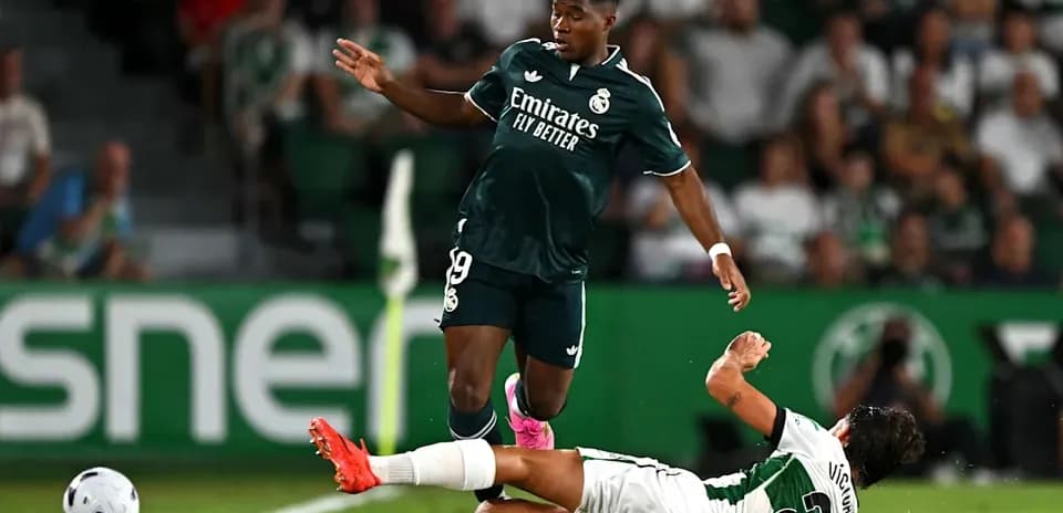 Jugador de Real Madrid cae tras una entrada