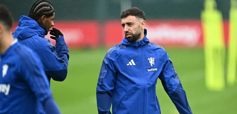 Jugadores conversando durante sesión de entrenamiento