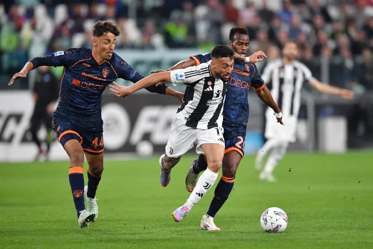 Jugador de Juventus esquivando a dos defensores de Lecce
