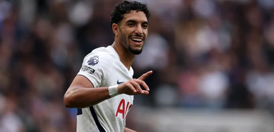 Jugador de Tottenham celebrando un momento en el partido