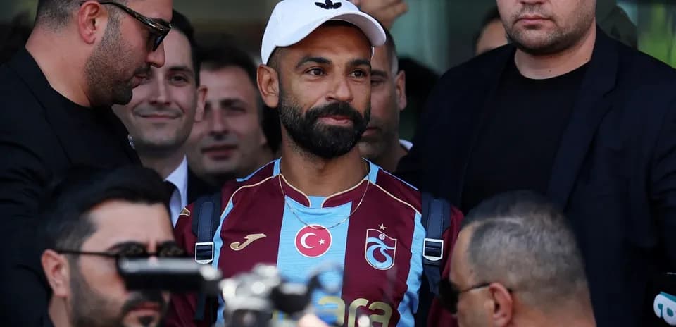 Jugador de Trabzonspor rodeado de seguridad en llegada