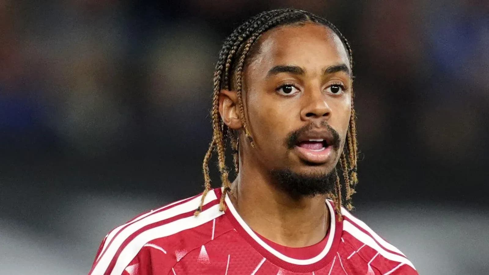 Jugador con camiseta roja en el campo de fútbol