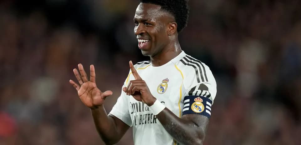 Jugador de Real Madrid señalando con una mano