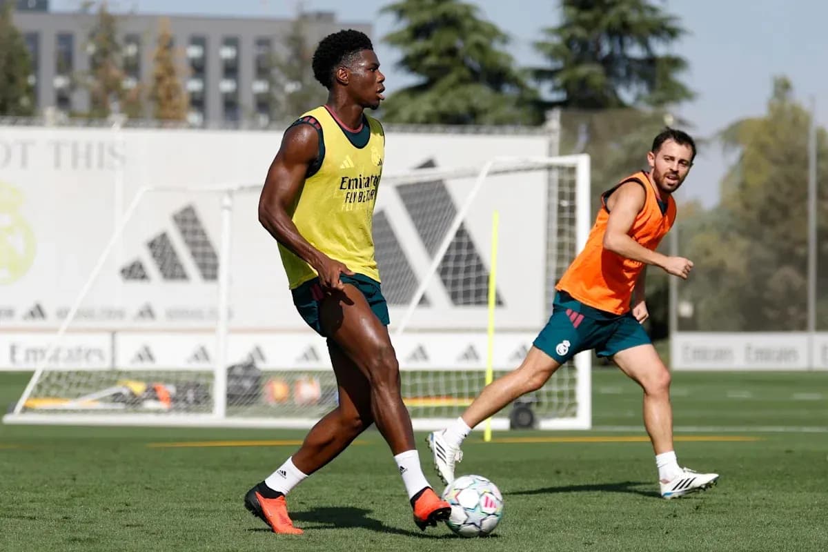 Jugadores entrenando en campo de fútbol