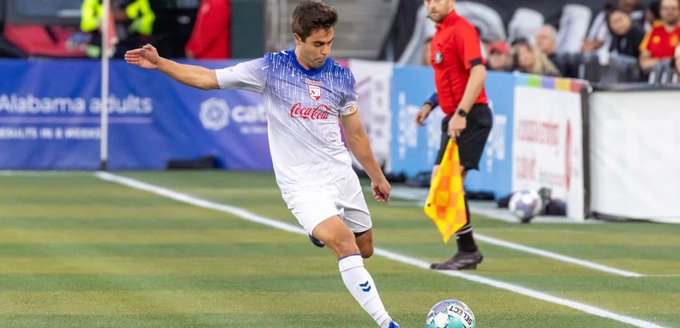 Jugador de Corpus Christi realizando un saque de esquina