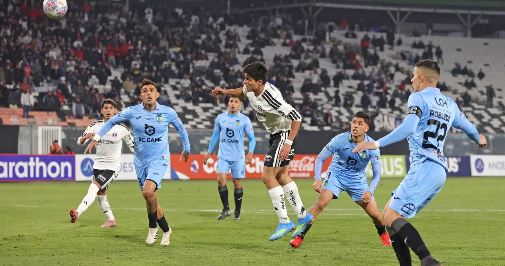 Jugadores de Colo Colo y O'Higgins en acción