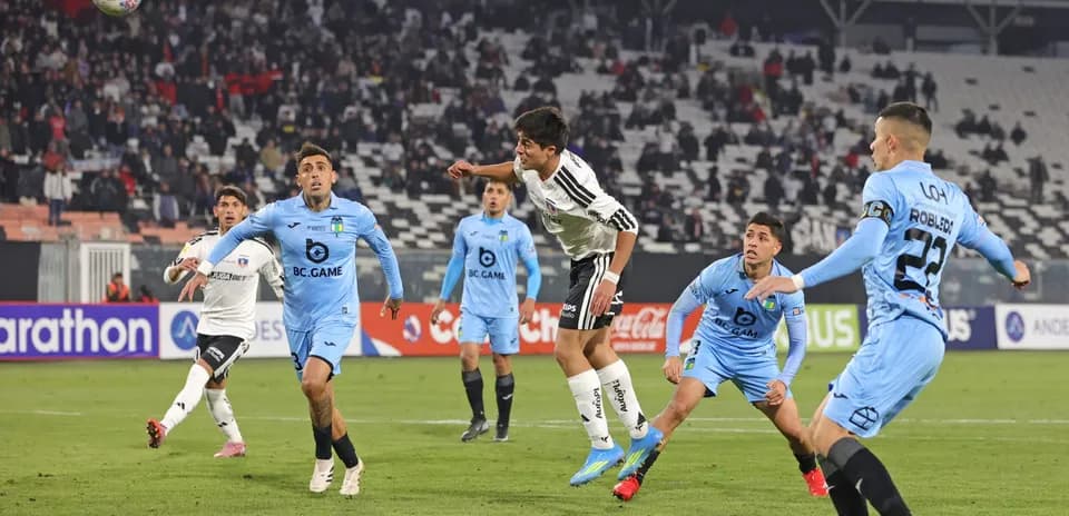 Jugadores de Colo Colo y O'Higgins en acción