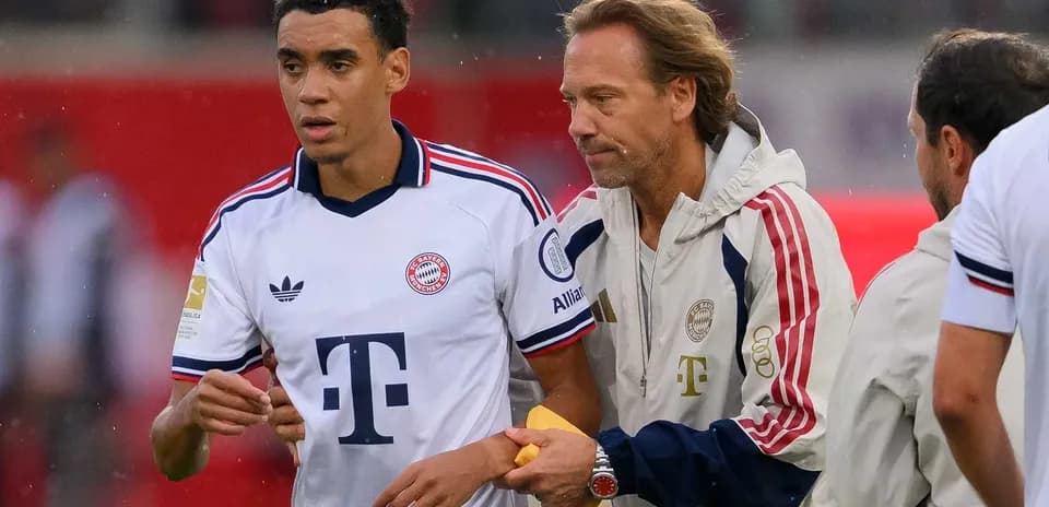 Jugador de Bayern Múnich siendo atendido por el personal