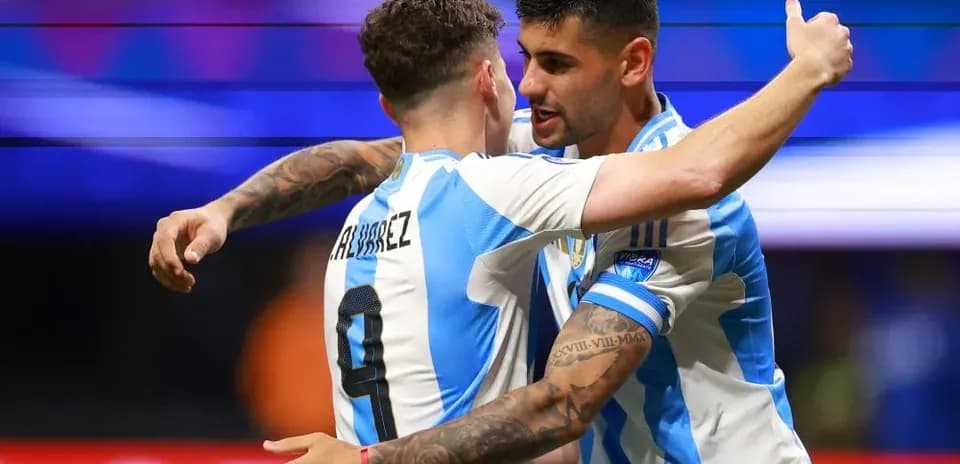 Jugadores de Argentina abrazándose tras un gol