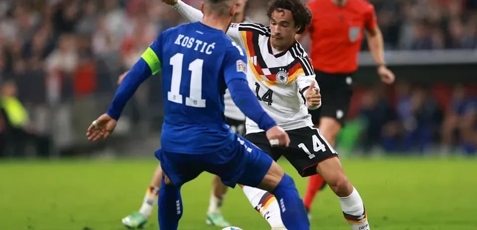 Jugador alemán desafiando a Kostić durante el partido