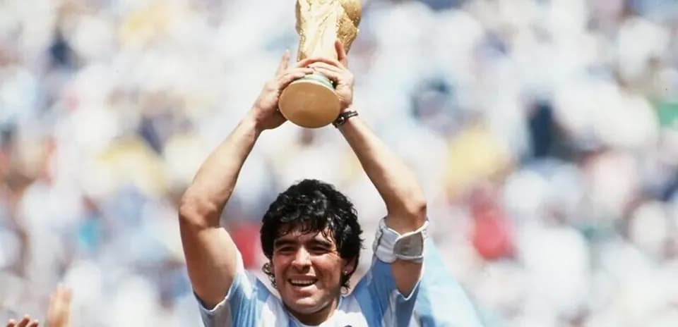Jugador levantando el trofeo de la Copa del Mundo