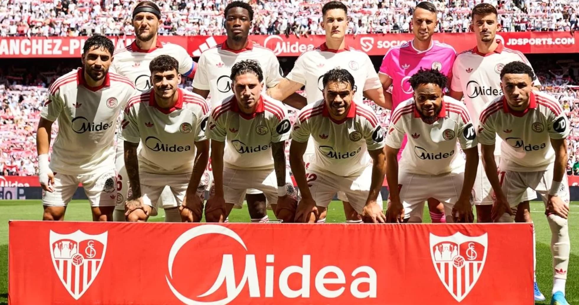 Jugadores del Sevilla posando antes del partido