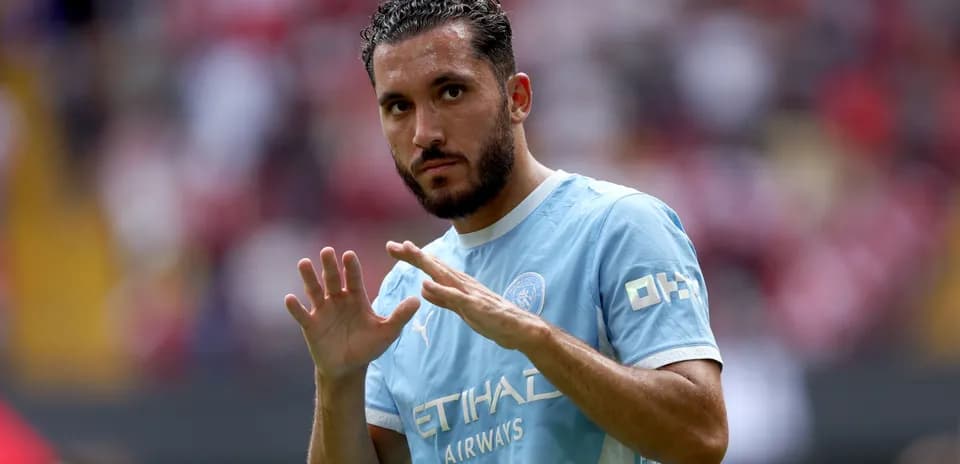Jugador saludando con camiseta de Manchester City