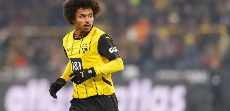Jugador de Borussia Dortmund corriendo en el campo