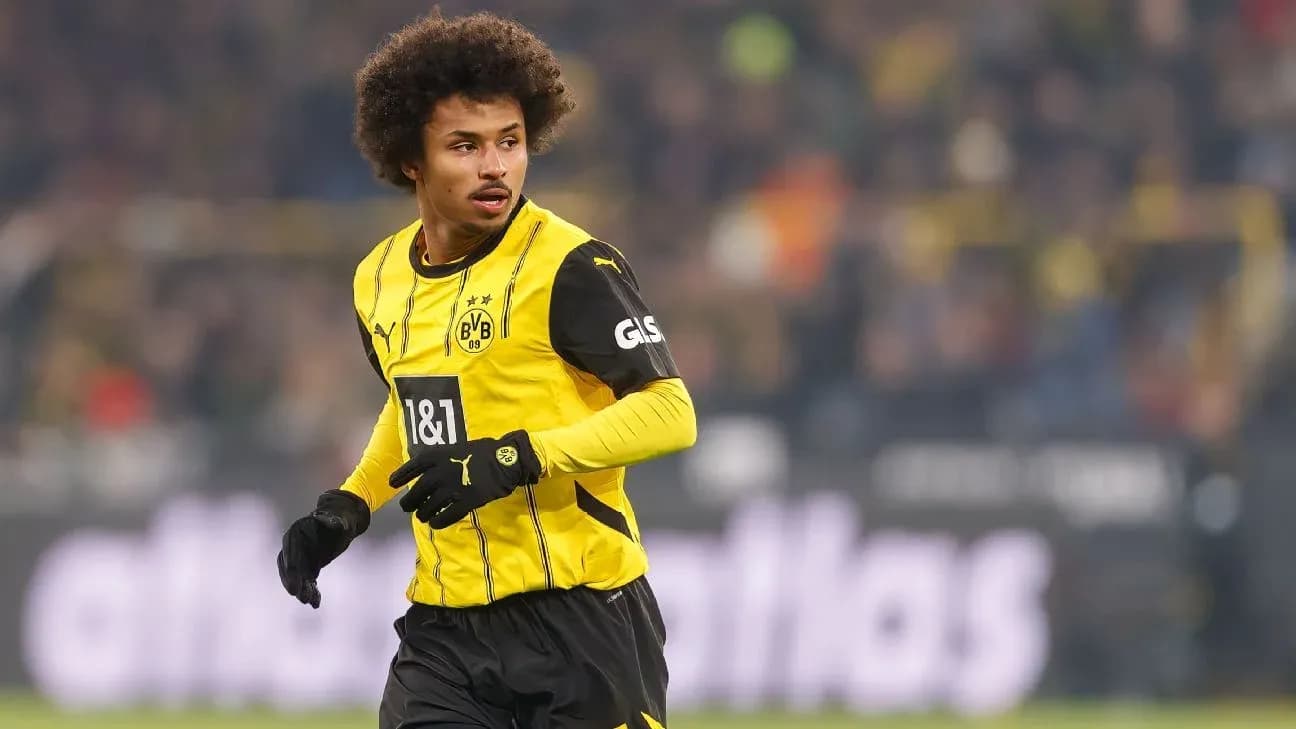 Jugador de Borussia Dortmund corriendo en el campo
