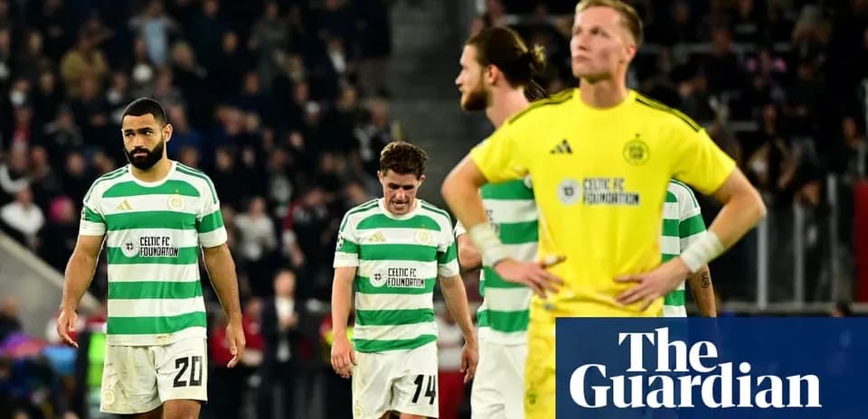 Jugadores de Celtic FC caminando tras derrota en partido