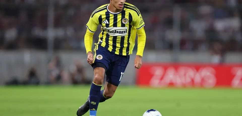 Jugador de Fenerbahçe con balón en el campo