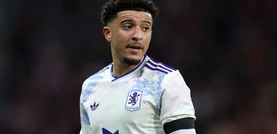 Jugador de Aston Villa durante un partido