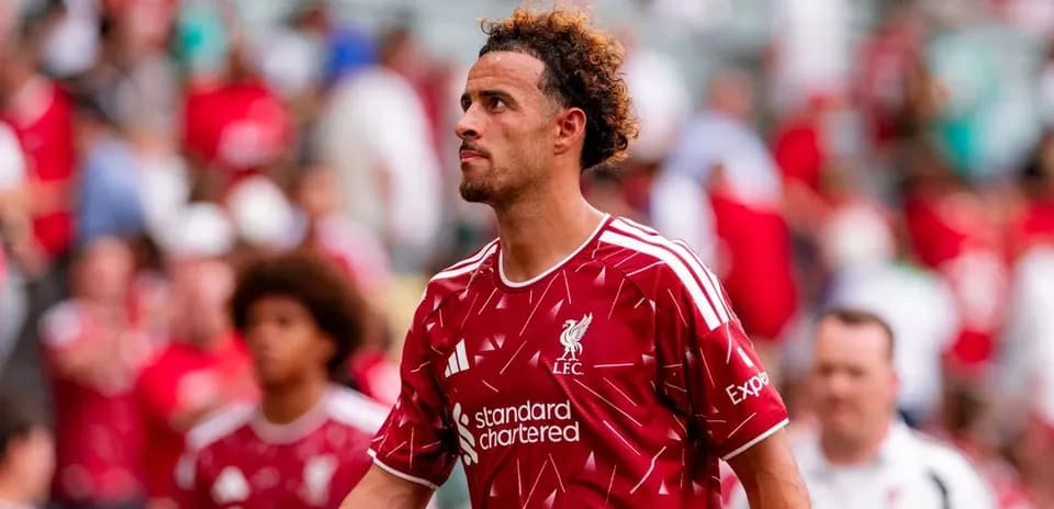 Jugador de Liverpool caminando tras el partido