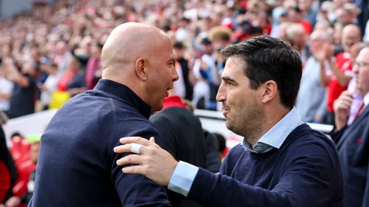 Entrenadores saludándose en un partido de fútbol