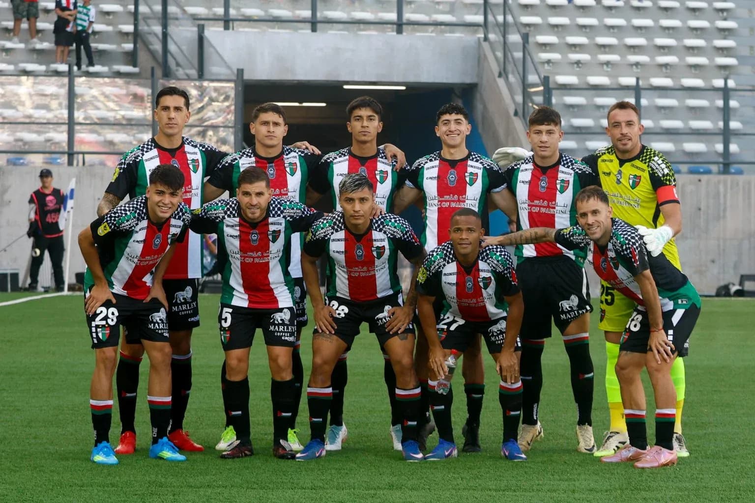 Equipo de Palestino posando antes del partido