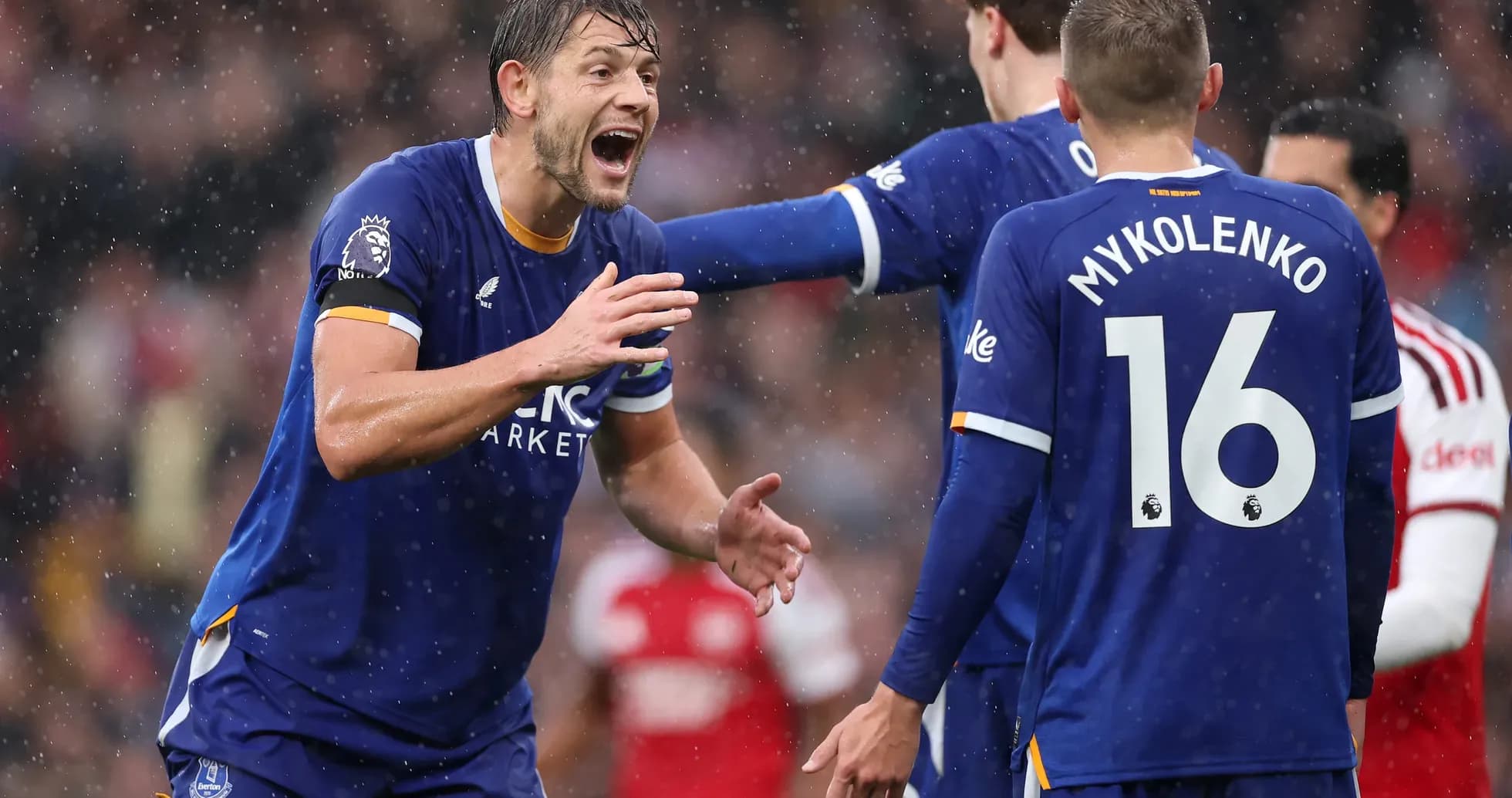 Jugadores de Everton celebrando un gol