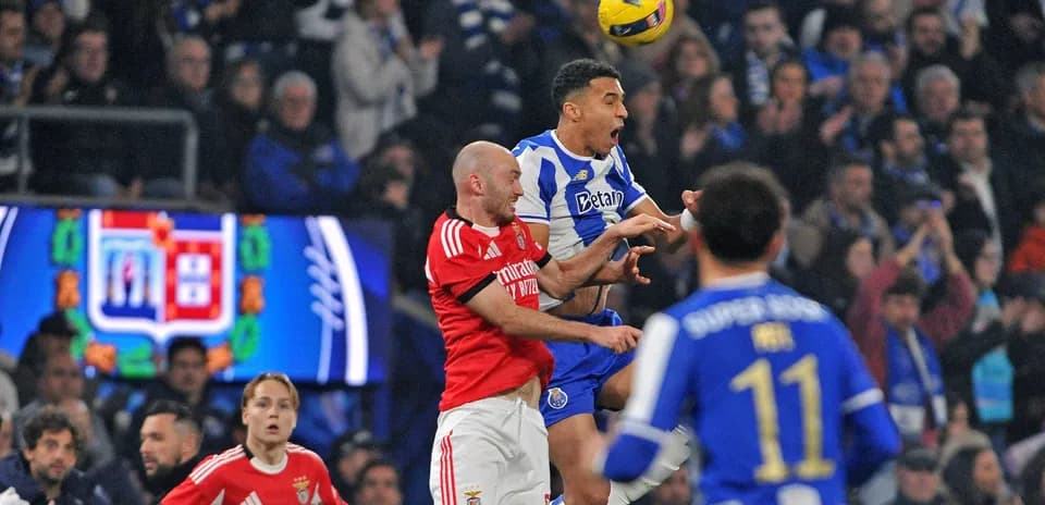 Jugadores de Porto y Benfica disputando un balón en el aire