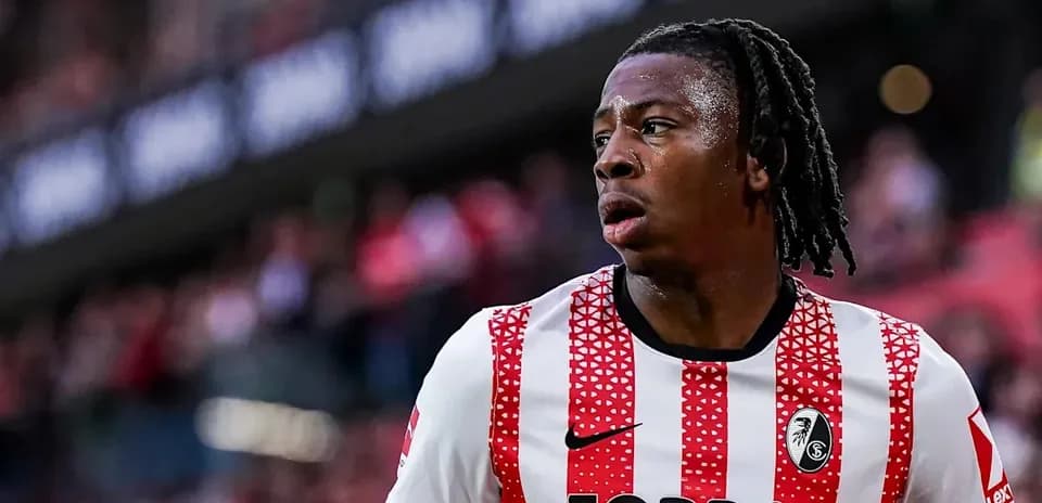 Jugador de fútbol con camiseta de SC Freiburg en acción
