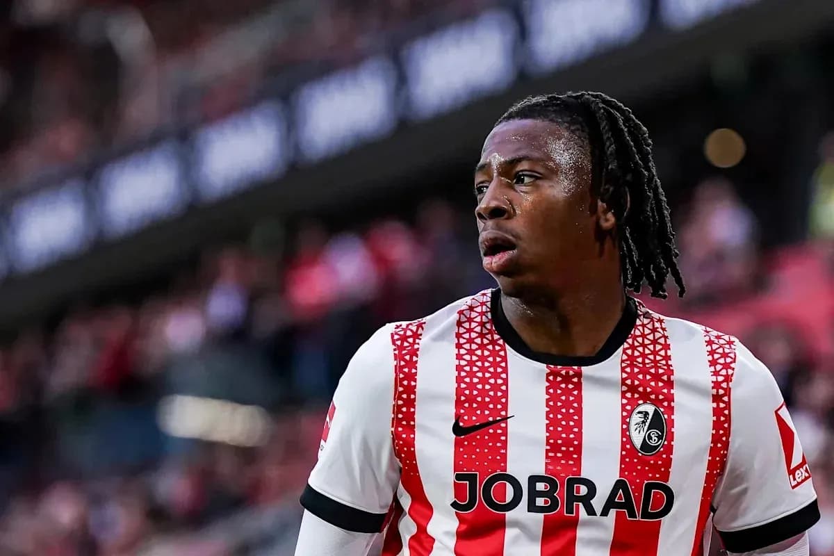 Jugador de fútbol con camiseta de SC Freiburg en acción