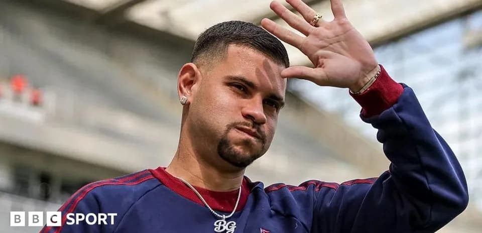 Jugador saludando en el estadio durante el entrenamiento