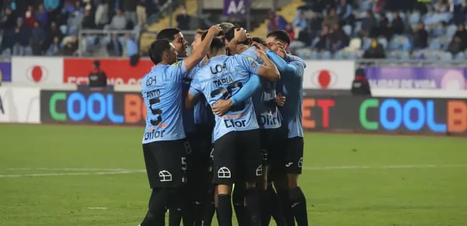 Jugadores de O'Higgins celebrando un gol