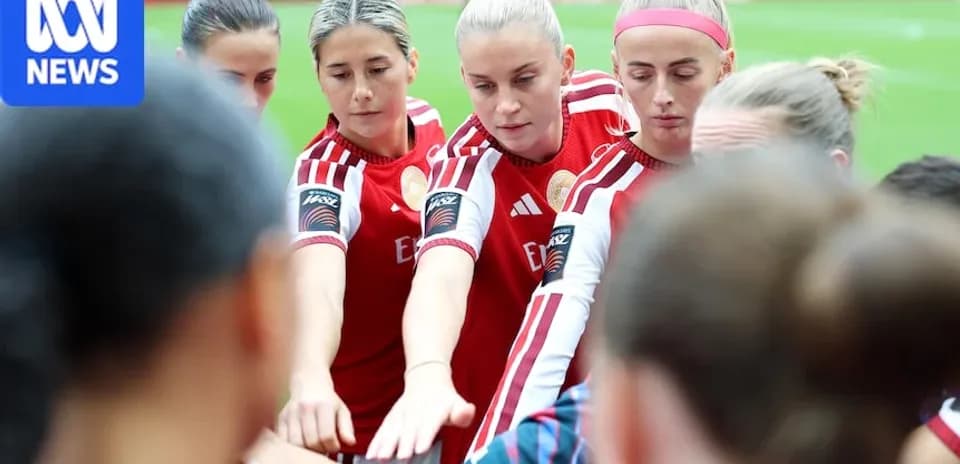 Jugadoras de fútbol en círculo antes del partido
