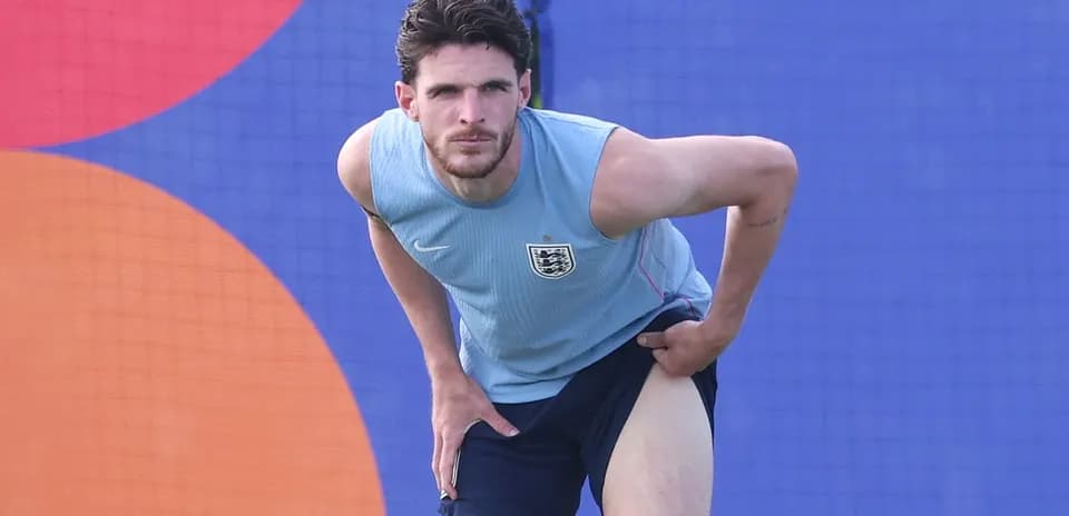 Jugador ajustándose el pantalón durante entrenamiento