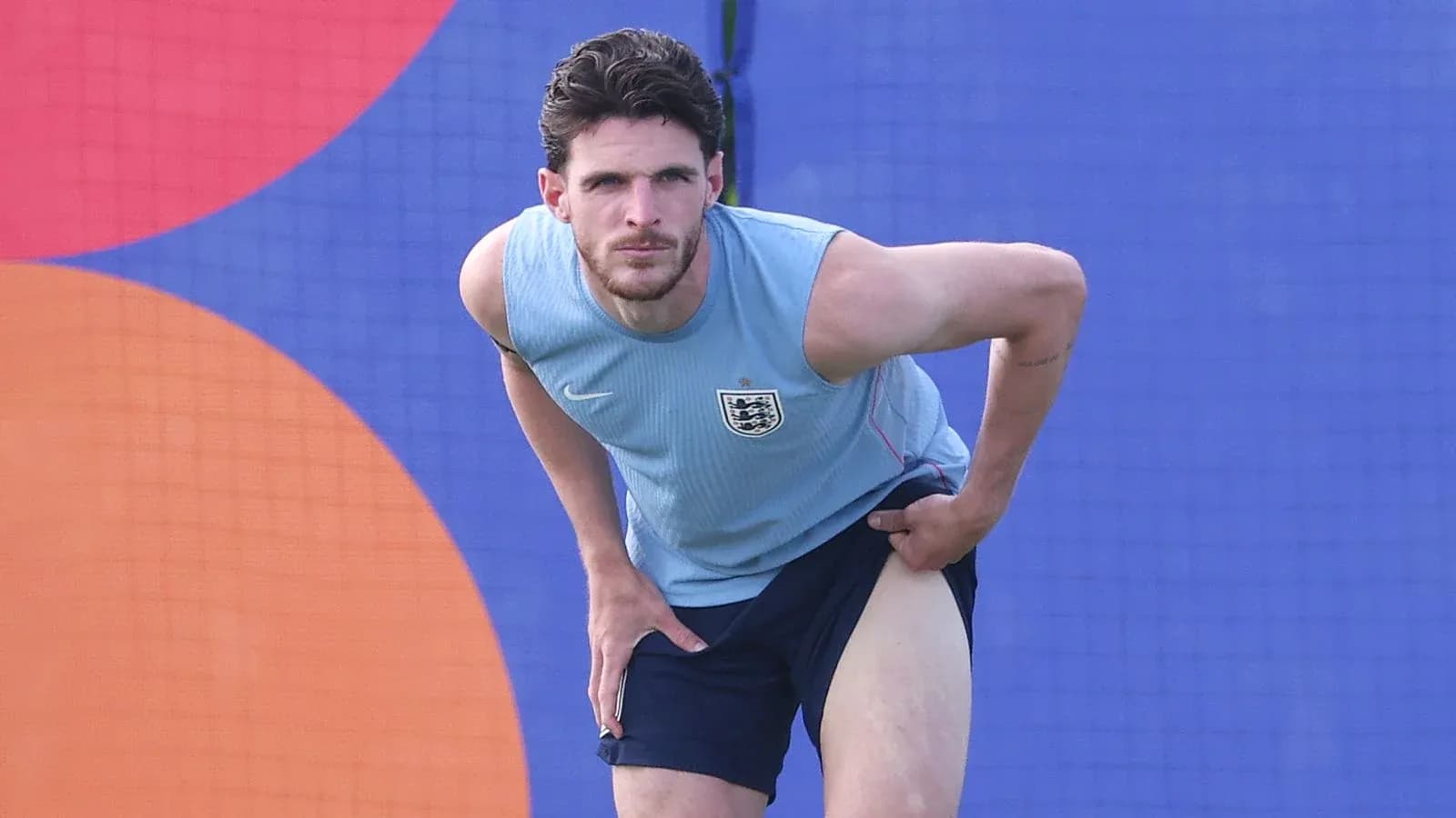 Jugador ajustándose el pantalón durante entrenamiento