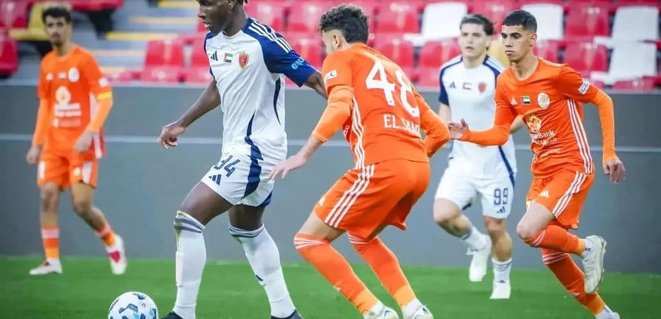 Jugadores compitiendo en partido de fútbol U23