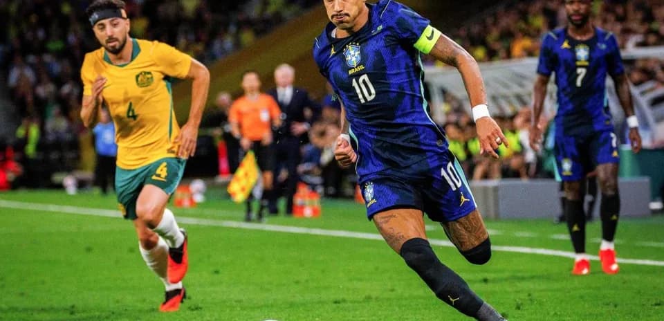 Jugador de Brasil avanzando con el balón en partido