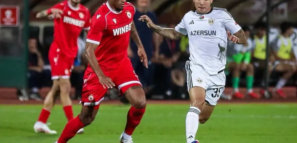 Jugadores de CSKA Sofía y Qarabag en acción