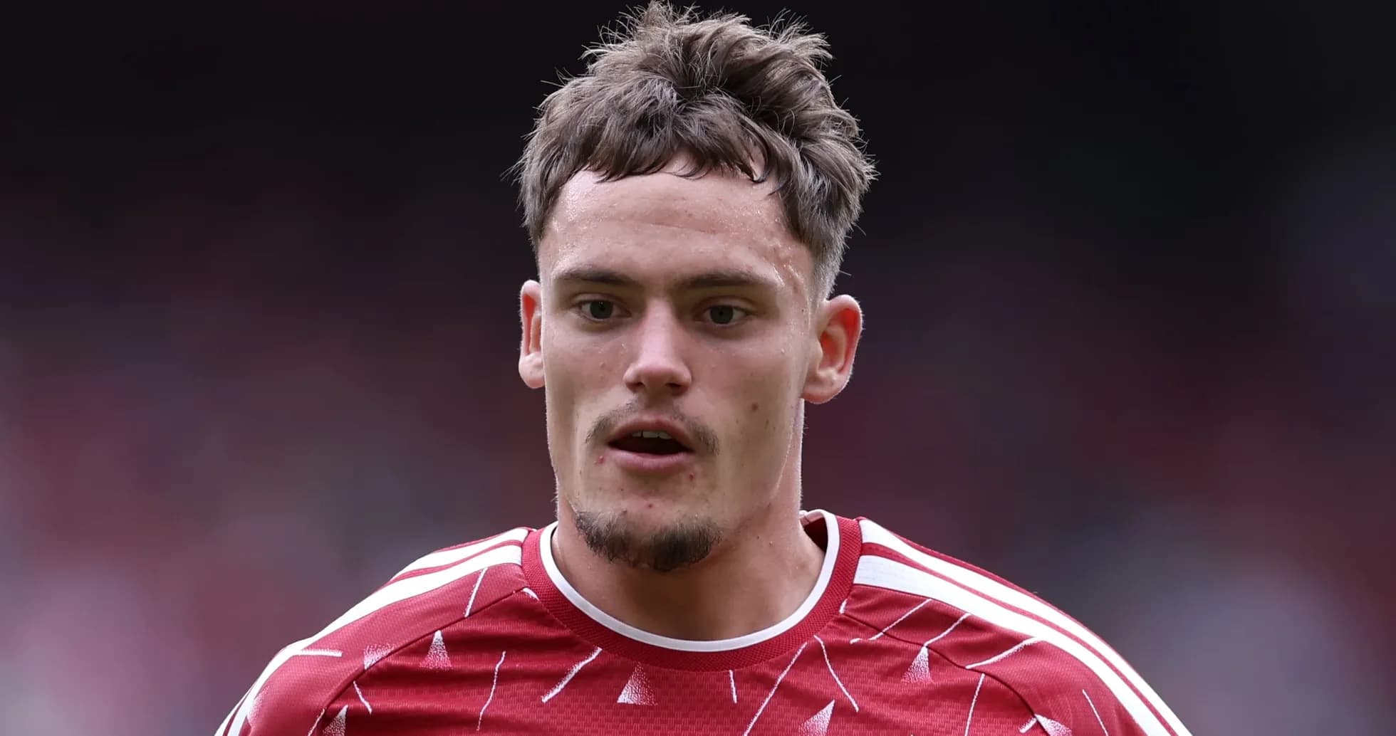 Jugador con camiseta roja de Liverpool en el campo